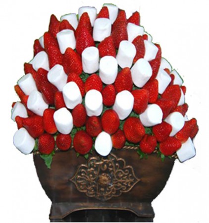 vaso com morangos e marsmellow