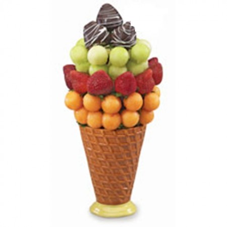 taça de sorvete com morangos c/cobertura chocolate, melão orange e verde